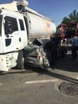 MİDİBÜS VE KAMYONUN ARASINDA OTOMOBİL KAĞIT GİBİ EZİLDİ: 1 YARALI