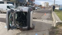MİNİBÜSLE ÇARPIŞAN OTOMOBİL YAN YATTI:1 YARALI