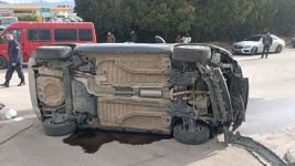 MİNİBÜSLE ÇARPIŞAN OTOMOBİL YAN YATTI:1 YARALI