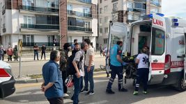 MOTOSİKLETLE BİSİKLET ÇARPIŞTI: 3 YARALI