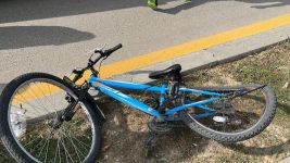 MOTOSİKLETLE BİSİKLET ÇARPIŞTI: 3 YARALI