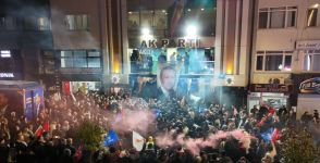 MUHAMMED HOCA İÇİN PARTİLİLER KENETLENDİ... PARTİ BİNASI ÖNÜNDE COŞKULU KARŞILAMA