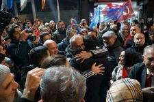 MUHAMMED HOCA İÇİN PARTİLİLER KENETLENDİ... PARTİ BİNASI ÖNÜNDE COŞKULU KARŞILAMA