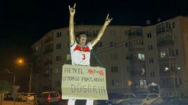 ÖĞRENCİ  İSYAN  BAYRAĞINI  AÇTI