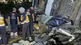 OTOBÜS VE OTOMOBİLE ÇARPAN TIR, BİR BAŞKA OTOMOBİLİN  ÜZERİNE DEVRİLDİ... 1 YARALI