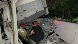 OTOBÜS VE OTOMOBİLE ÇARPAN TIR, BİR BAŞKA OTOMOBİLİN  ÜZERİNE DEVRİLDİ... 1 YARALI