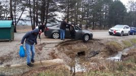 OTOMOBİL AZ KALSIN DEVRİLİYORDU...