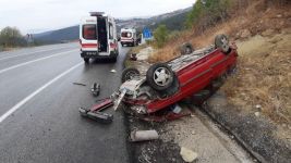 OTOMOBİL TAKLA ATTI: YARALILARIN YARDIMINA NÖBETTEN ÇIKAN SAĞLIKÇILAR KOŞTU