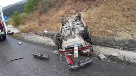 OTOMOBİL TAKLA ATTI: YARALILARIN YARDIMINA NÖBETTEN ÇIKAN SAĞLIKÇILAR KOŞTU