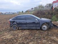 OTOMOBİL TARLAYA UÇTU: 1 YARALI