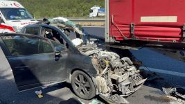 OTOMOBİL TIRA OK GİBİ SAPLANDI... 1'İ AĞIR 3 YARALI