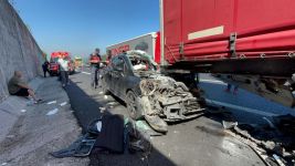 OTOMOBİL TIRA OK GİBİ SAPLANDI... 1'İ AĞIR 3 YARALI