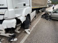 OTOMOBİL TIRLA ÇARPIŞTI: 2 YARALI