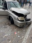 OTOMOBİL TIRLA ÇARPIŞTI: 2 YARALI