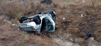 OTOYOLDA 3 ARAÇ BİRBİRİNE GİRDİ... OTOMOBİL SU KANALINA UÇTU: 6 YARALI