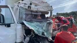 OTOYOLDA FECİ KAZA... KAMYON KAĞIT GİBİ EZİLDİ...1 YARALI