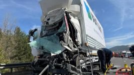 OTOYOLDA FECİ KAZA... KAMYON KAĞIT GİBİ EZİLDİ...1 YARALI