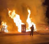 PALET FABRİKASINDA ÇIKAN  YANGININ ALEVLERİ GECEYİ AYDINLATTI