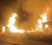 PALET FABRİKASINDA ÇIKAN  YANGININ ALEVLERİ GECEYİ AYDINLATTI