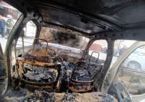 PARK HALİNDEKİ OTOMOBİL ALEV ALEV YANARAK KÜLE DÖNDÜ