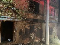 PEKMEZ KAYNATMAK İÇİN YAKTIĞI ATEŞLE EVİ VE ARACI YANDI