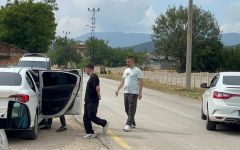 POLİSTEN KAÇARKEN UYUŞTURUCU MADDE ATTILAR