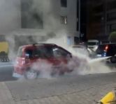 SEYİR HALİNDEKİ OTOMOBİL ALEV ALDI.... YANGINI VATANDAŞLAR SÖNDÜRDÜ