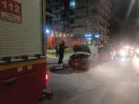 SEYİR HALİNDEKİ OTOMOBİL ALEV ALDI.... YANGINI VATANDAŞLAR SÖNDÜRDÜ