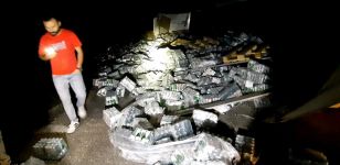 SODA YÜKLÜ TIR DEVRİLDİ: SÜRÜCÜNÜN BURNU BİLE KANAMADI