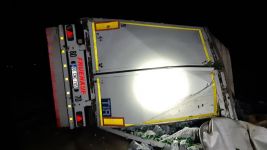 SODA YÜKLÜ TIR DEVRİLDİ: SÜRÜCÜNÜN BURNU BİLE KANAMADI