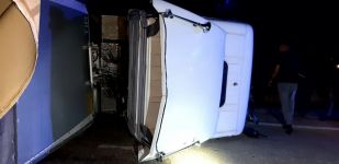 SODA YÜKLÜ TIR DEVRİLDİ: SÜRÜCÜNÜN BURNU BİLE KANAMADI