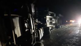 SODA YÜKLÜ TIR DEVRİLDİ: SÜRÜCÜNÜN BURNU BİLE KANAMADI