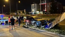 SÜRÜCÜSÜ FENALAŞAN OTOMOBİL TABELAYA ÇARPTI: 1 YARALI