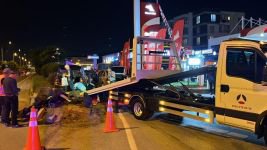 SÜRÜCÜSÜ FENALAŞAN OTOMOBİL TABELAYA ÇARPTI: 1 YARALI