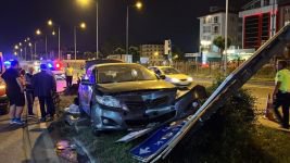 SÜRÜCÜSÜ FENALAŞAN OTOMOBİL TABELAYA ÇARPTI: 1 YARALI
