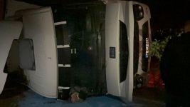 TAVUK YÜKLÜ KAMYON DEVRİLDİ: YÜZLERCE TAVUK TELEF OLDU