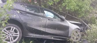 TEM'DE BARİYERLERİ AŞAN OTOMOBİL ŞARAMPOLE UÇTU: 4 YARALI