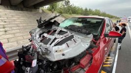 TEM’DE OTOMOBİL TIRA ARKADAN ÇARPTI: 4 YARALI