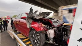 TEM’DE OTOMOBİL TIRA ARKADAN ÇARPTI: 4 YARALI