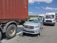 TEM'DE OTOMOBİL TIRA ÇARPTI: 5 YARALI