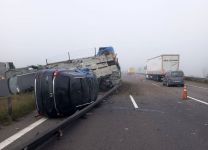 TIR KONTROLDEN ÇIKTI, LÜKS ARAÇLAR HURDAYA DÖNDÜ