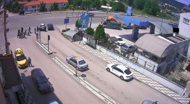 TRAFİKTE EŞİNE  KÜFÜR EDEN  ŞAHISLARLA  KAVGA ETTİ... 3 KİŞİ HASTANELİK OLDU