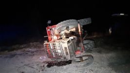 TRAKTÖR DEVRİLDİ: 1 YARALI