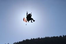 TÜRK BAYRAKLARIYLA DAĞIN ZİRVESİNDEN UÇTULAR