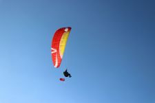 TÜRK BAYRAKLARIYLA DAĞIN ZİRVESİNDEN UÇTULAR