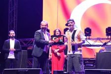 ÜNLÜ RAPÇİ CEZA'DAN MUHTEŞEM KONSER... BOLULU GENÇLER ALANI DOLDURDU