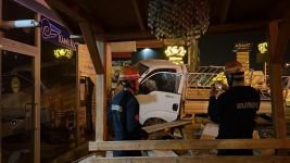 VİRAJI ALAMAYAN KAMYONET DÜKKANLARA DALDI