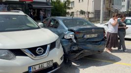 YAĞIŞLI HAVADA PARK HALİNDEKİ 4 ARACA ÇARPTI: 1 YARALI