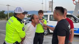 YOL KENARINA TUVALETİNİ YAPAN ALKOLLÜ SÜRÜCÜ POLİSE YAKALANDI: EHLİYETİNE EL KONULDU