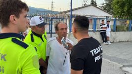 YOL KENARINA TUVALETİNİ YAPAN ALKOLLÜ SÜRÜCÜ POLİSE YAKALANDI: EHLİYETİNE EL KONULDU